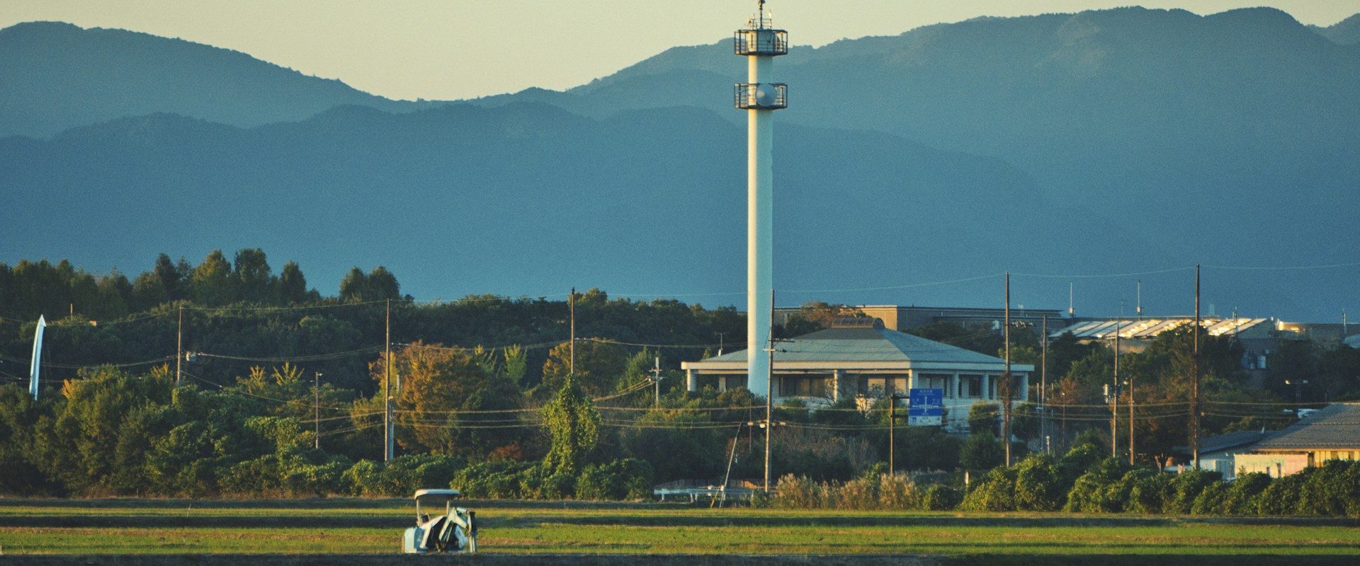 夕暮れの農地と鉄塔